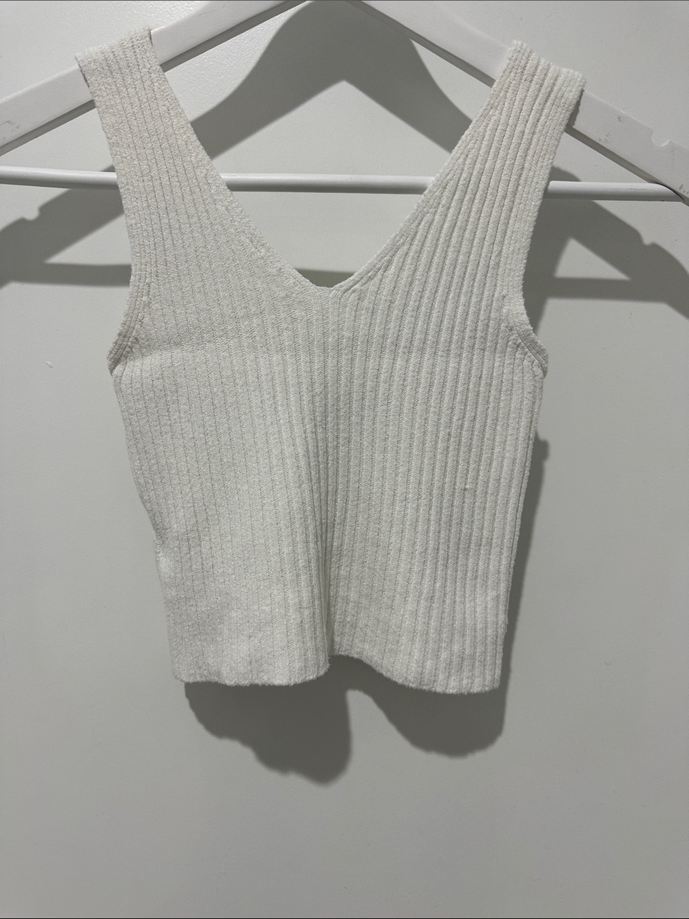 RIBBED KNIT V NECK CROP TOP